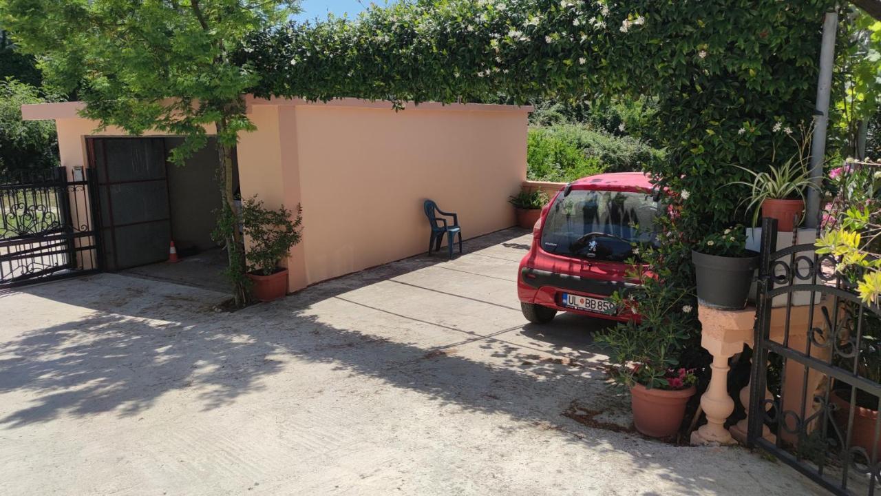 Apartamento Guest'S House "Lindi&Roni" Ulcinj Exterior foto